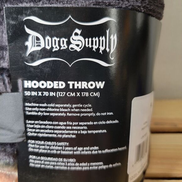 Dogg Supply Hooded Throw by Snoop Dogg 50" X 70" - NEW - Picture 4 of 4
